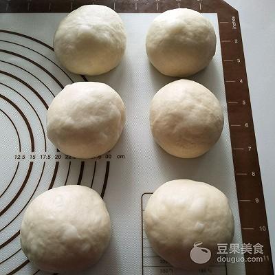 奶油蜜豆吐司的做法。