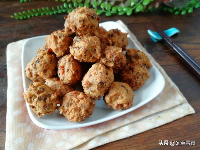 用豆腐炸丸子，教你這樣搭配，外焦香里鮮嫩，一口一個吃著香