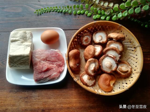 用豆腐炸丸子，教你這樣搭配，外焦香里鮮嫩，一口一個吃著香