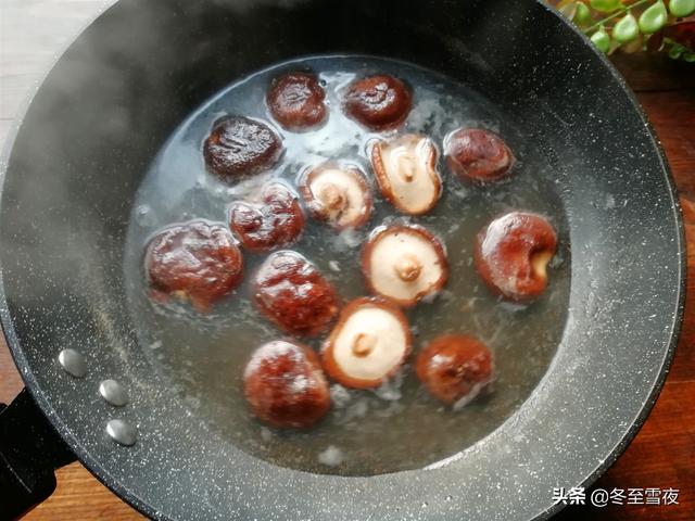 用豆腐炸丸子，教你這樣搭配，外焦香里鮮嫩，一口一個吃著香