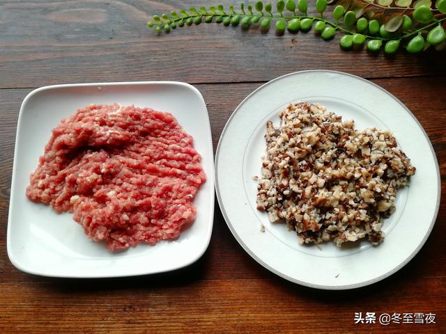 用豆腐炸丸子，教你這樣搭配，外焦香里鮮嫩，一口一個吃著香
