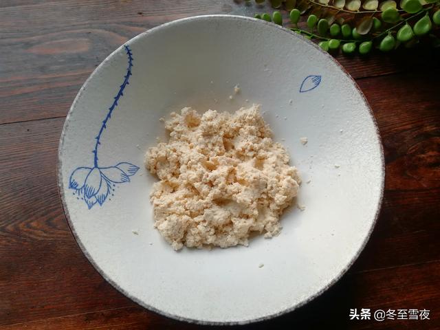 用豆腐炸丸子，教你這樣搭配，外焦香里鮮嫩，一口一個吃著香