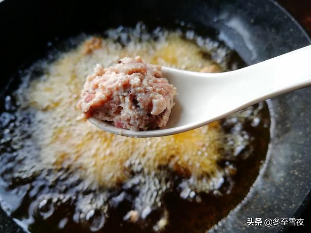 用豆腐炸丸子，教你這樣搭配，外焦香里鮮嫩，一口一個吃著香