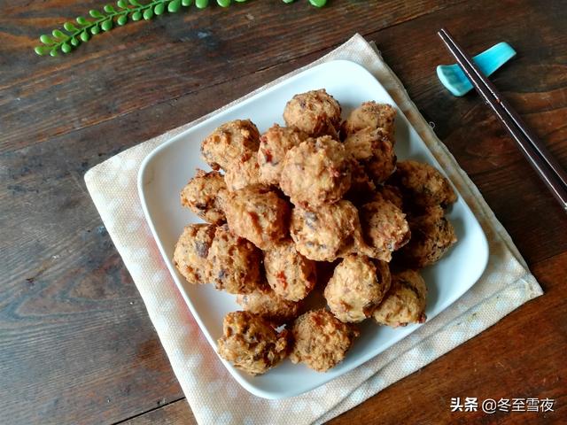 用豆腐炸丸子，教你這樣搭配，外焦香里鮮嫩，一口一個吃著香