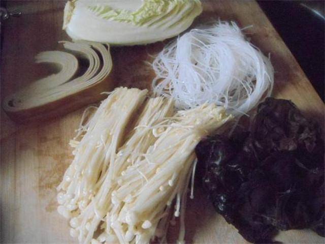 用金針菇包餃子你肯定沒吃過，還是素餡的，方法很簡單，別錯過！