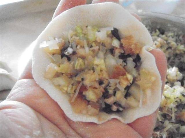 用金針菇包餃子你肯定沒吃過，還是素餡的，方法很簡單，別錯過！