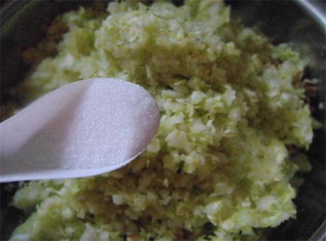 用金針菇包餃子你肯定沒吃過，還是素餡的，方法很簡單，別錯過！