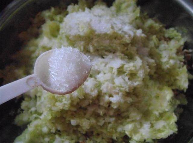 用金針菇包餃子你肯定沒吃過，還是素餡的，方法很簡單，別錯過！