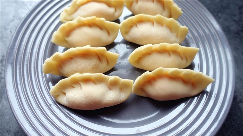 餃子別再煮和蒸，這樣做外酥裡嫩好吃到爆！不用和面，幾分鐘搞定 