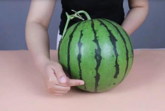 怎麼挑西瓜才能挑到最好吃最甜的西瓜呢？試試我這個方法吧
