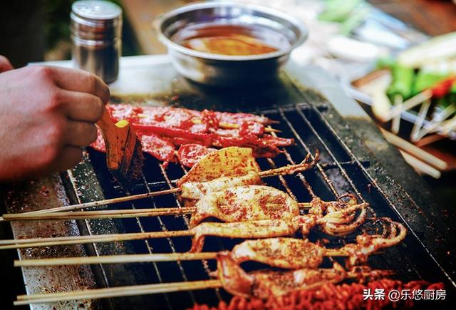 美味卻不健康？這些夏季大排檔美食，簡直讓人又愛又恨！