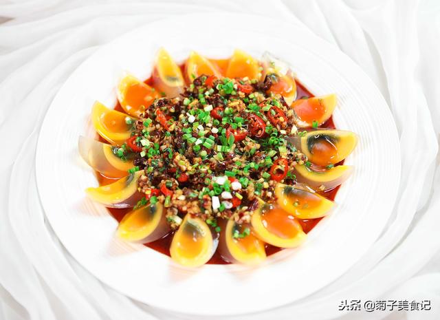 這道涼拌菜三步做成，只因加了這種辣椒粉，全家都愛吃