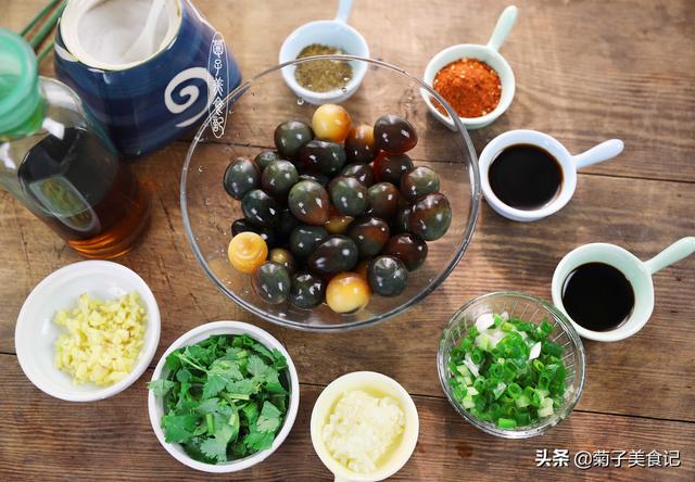 這道涼拌菜三步做成，只因加了這種辣椒粉，全家都愛吃