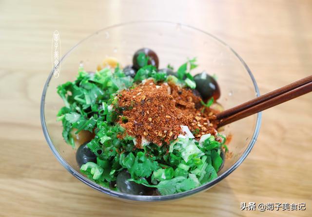這道涼拌菜三步做成，只因加了這種辣椒粉，全家都愛吃
