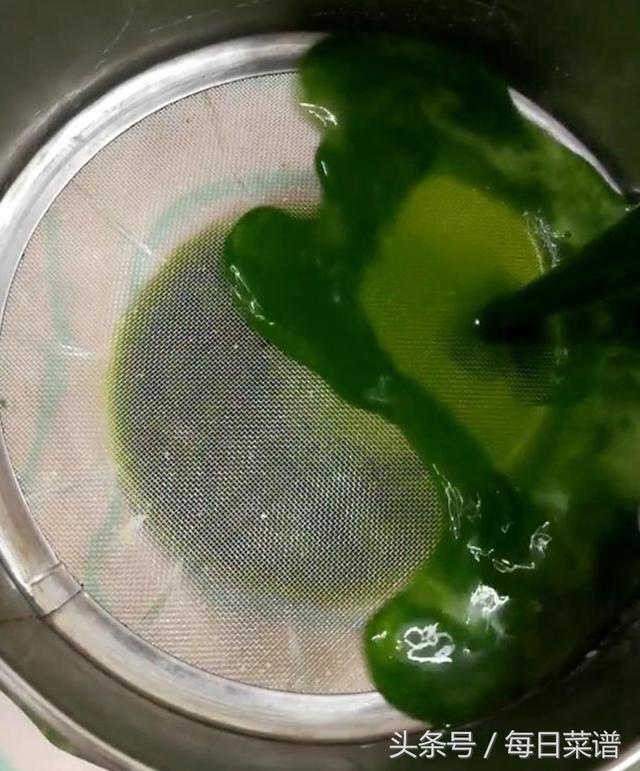 一把菠菜，三個雞蛋，攪一攪，蒸一蒸，鮮嫩爽滑，大人小孩搶著吃