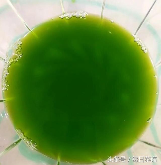 一把菠菜，三個雞蛋，攪一攪，蒸一蒸，鮮嫩爽滑，大人小孩搶著吃