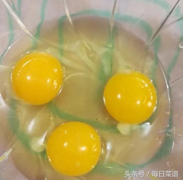 一把菠菜，三個雞蛋，攪一攪，蒸一蒸，鮮嫩爽滑，大人小孩搶著吃
