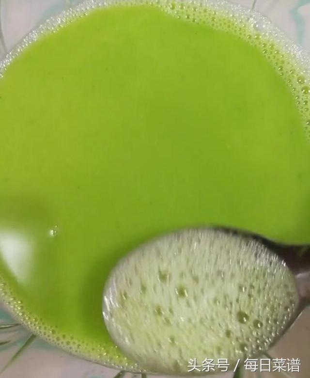 一把菠菜，三個雞蛋，攪一攪，蒸一蒸，鮮嫩爽滑，大人小孩搶著吃