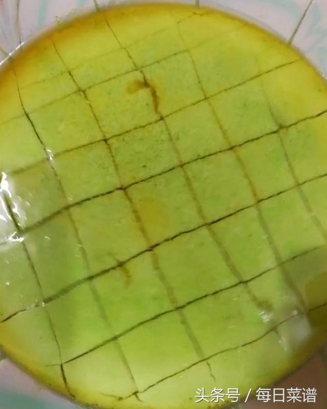一把菠菜，三個雞蛋，攪一攪，蒸一蒸，鮮嫩爽滑，大人小孩搶著吃