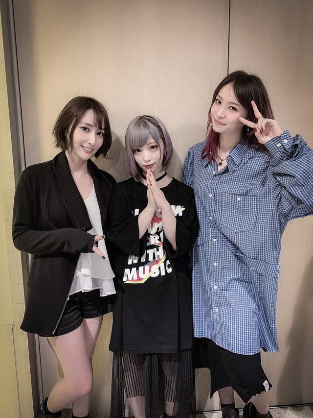 《刀劍神域》的3位歌手合影，真人都好美啊！