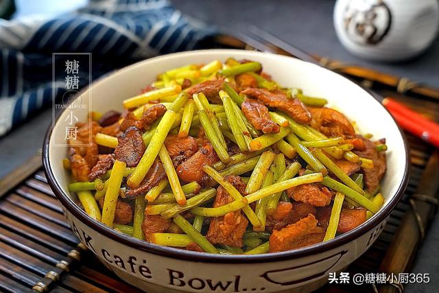蒜苗和這種肉才是天生一對，既香又有嚼勁，炒一盤連湯汁也不剩
