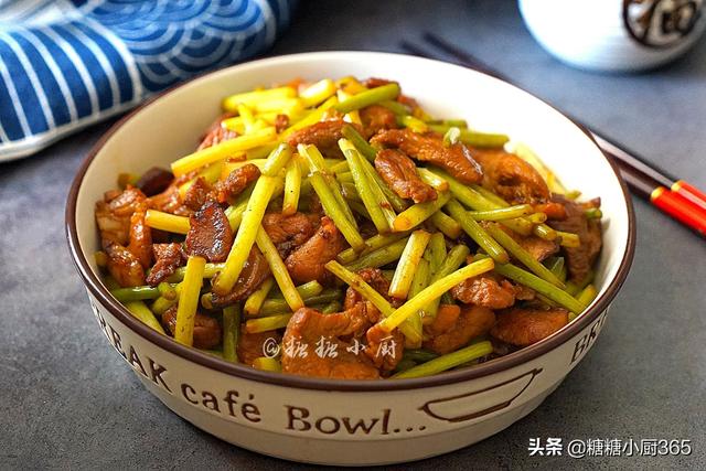 蒜苗和這種肉才是天生一對，既香又有嚼勁，炒一盤連湯汁也不剩