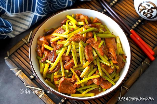 蒜苗和這種肉才是天生一對，既香又有嚼勁，炒一盤連湯汁也不剩