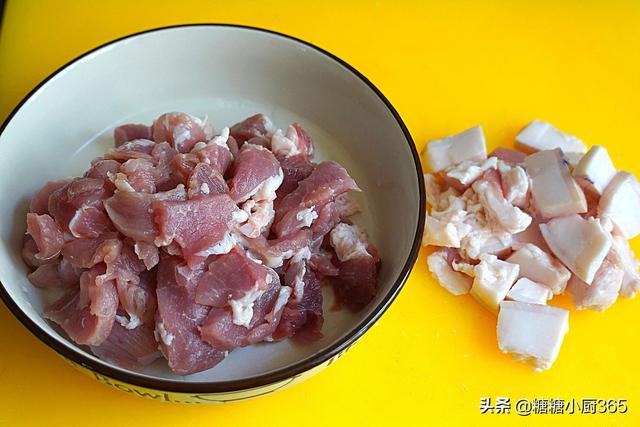 蒜苗和這種肉才是天生一對，既香又有嚼勁，炒一盤連湯汁也不剩