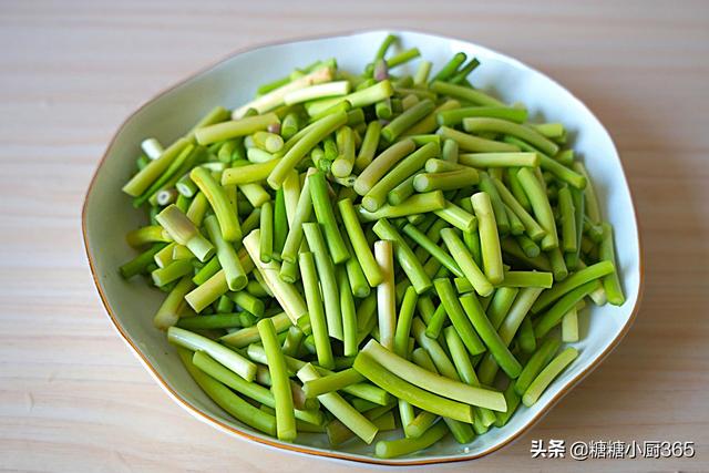 蒜苗和這種肉才是天生一對，既香又有嚼勁，炒一盤連湯汁也不剩