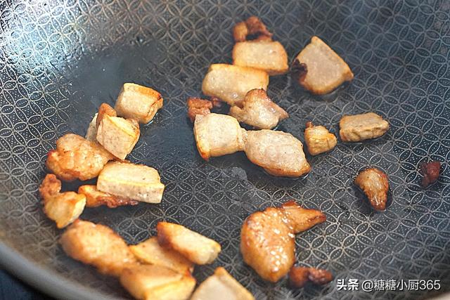 蒜苗和這種肉才是天生一對，既香又有嚼勁，炒一盤連湯汁也不剩