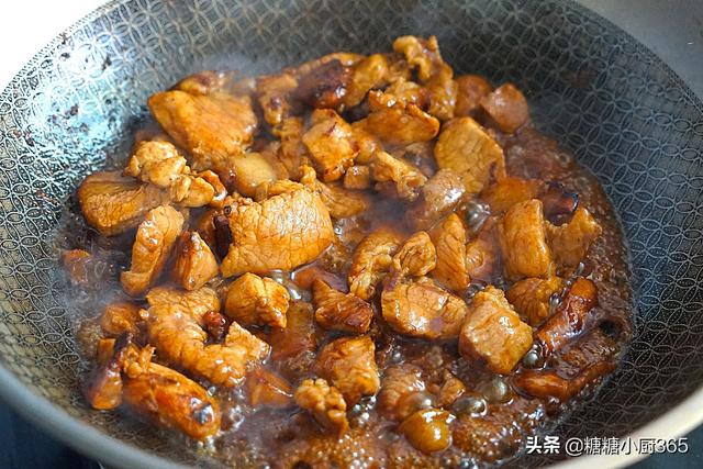蒜苗和這種肉才是天生一對，既香又有嚼勁，炒一盤連湯汁也不剩