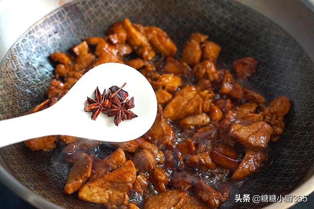 蒜苗和這種肉才是天生一對，既香又有嚼勁，炒一盤連湯汁也不剩
