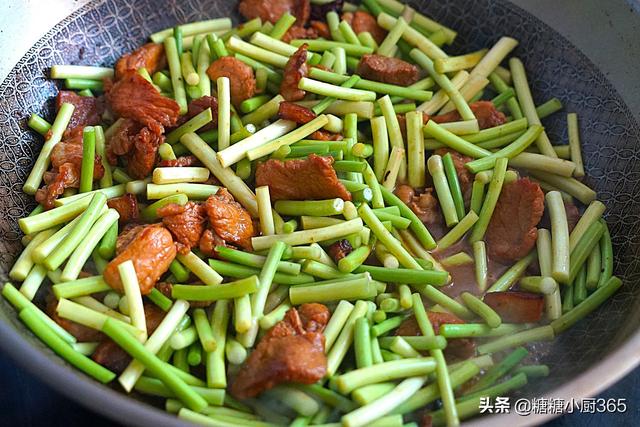 蒜苗和這種肉才是天生一對，既香又有嚼勁，炒一盤連湯汁也不剩