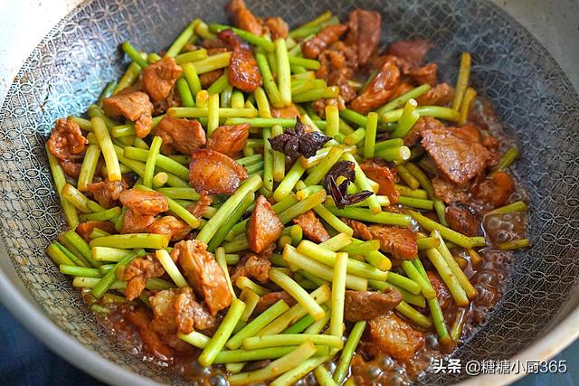 蒜苗和這種肉才是天生一對，既香又有嚼勁，炒一盤連湯汁也不剩
