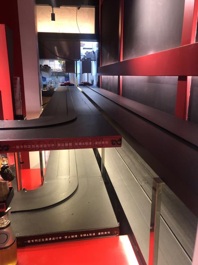 這家麵店用「軌道」送餐，一天賣600碗，80平日入近2萬！