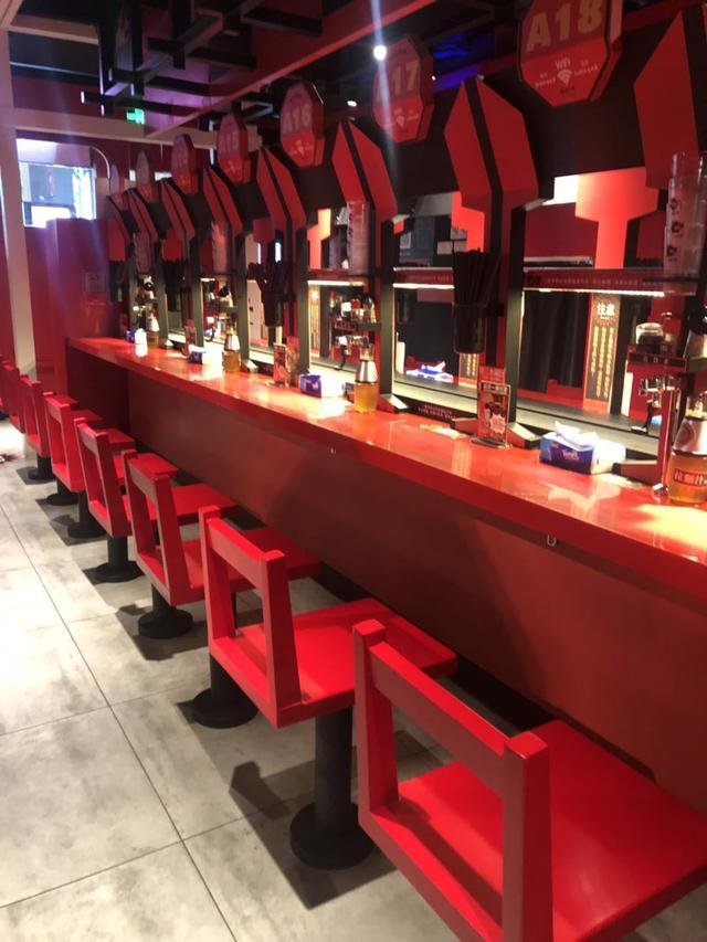 這家麵店用「軌道」送餐，一天賣600碗，80平日入近2萬！