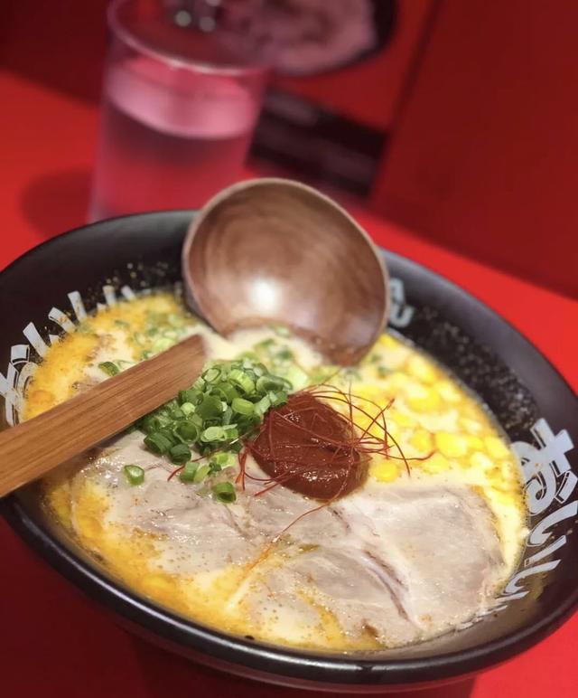 這家麵店用「軌道」送餐，一天賣600碗，80平日入近2萬！