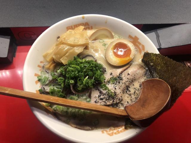 這家麵店用「軌道」送餐，一天賣600碗，80平日入近2萬！
