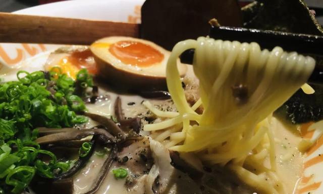 這家麵店用「軌道」送餐，一天賣600碗，80平日入近2萬！