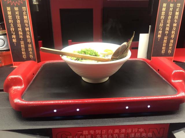 這家麵店用「軌道」送餐，一天賣600碗，80平日入近2萬！
