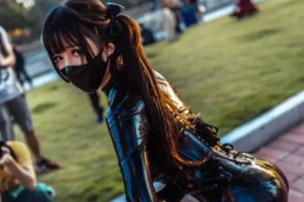 漫展最有「味道」COS，全因衣服太緊，放個屁都散不出去！