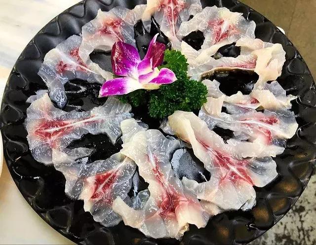 以純礦泉水為鍋底的魚火鍋，是廣東人對九宮格的報復