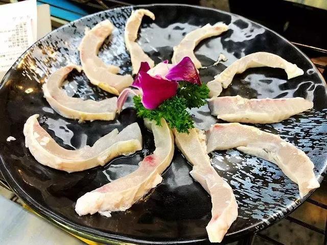 以純礦泉水為鍋底的魚火鍋，是廣東人對九宮格的報復