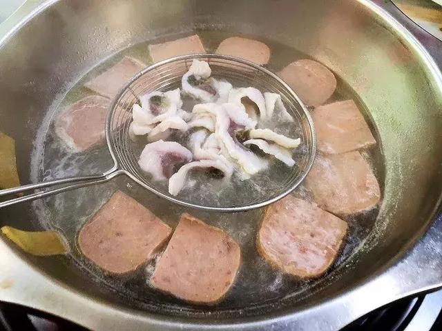 以純礦泉水為鍋底的魚火鍋，是廣東人對九宮格的報復