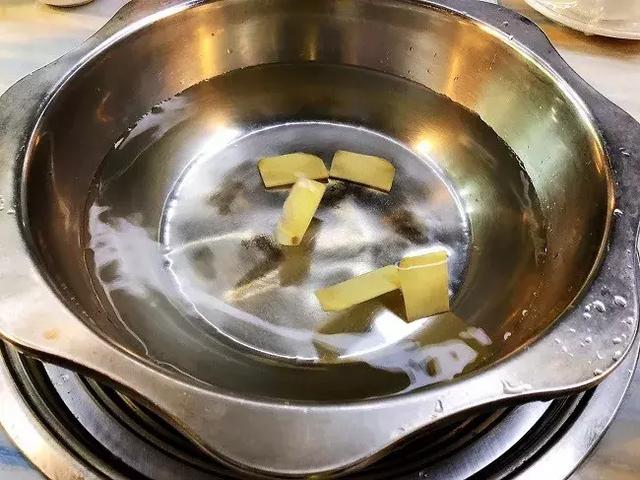 以純礦泉水為鍋底的魚火鍋，是廣東人對九宮格的報復
