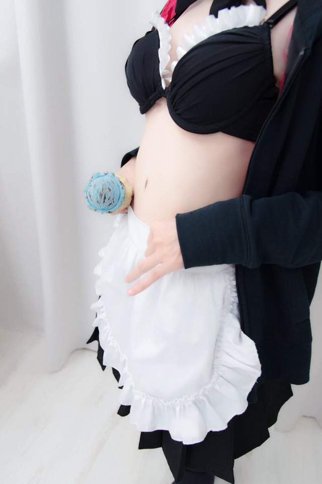 Cosplay「唯美與現實」只有一線之隔！現實照片一看秒軟　網崩潰：她的肚臍！