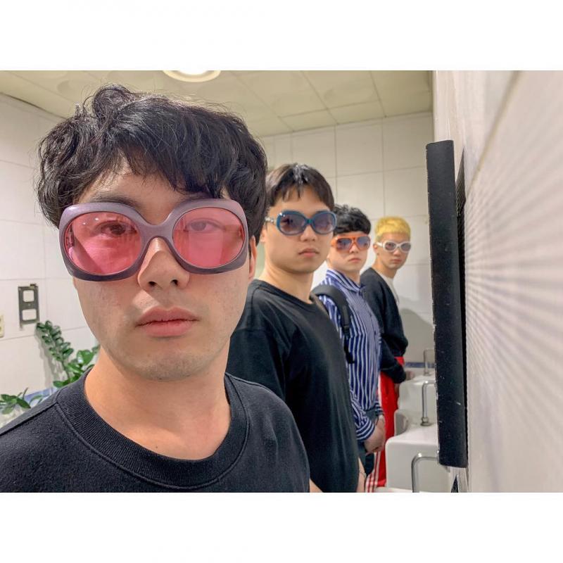 韓男「超鬧友誼旅遊認證照」網路爆紅　到處都是他們的伸展台「越拍越失控」