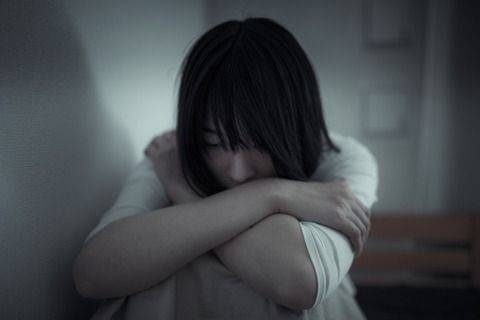網友分享了以前曾經發生在自己身上的恐怖經驗，被陌生人襲擊的她被鄰居家的大哥哥所救，當她以為自己已經安全的時候 ...