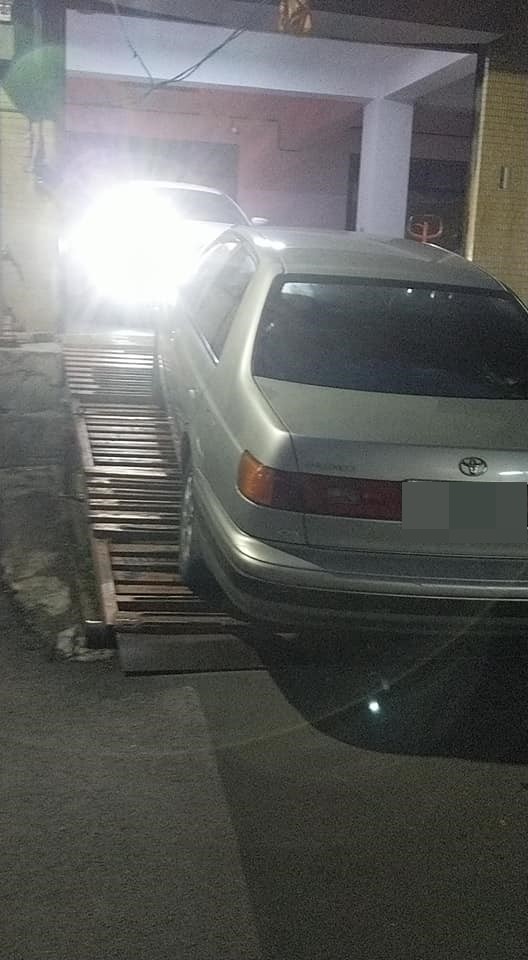 轎車亂停大門！全公司「苦等2小時」不能下班　狂撥電話「車主現身解釋」員工卻喊：我們會反省...