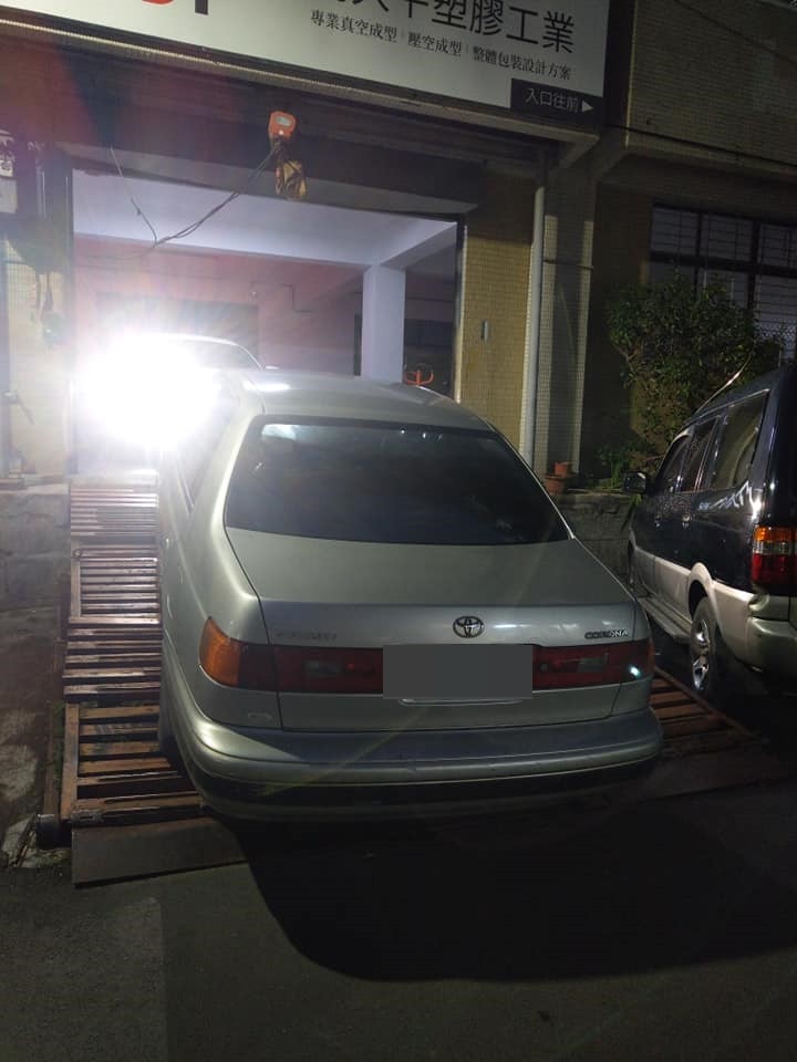轎車亂停大門！全公司「苦等2小時」不能下班　狂撥電話「車主現身解釋」員工卻喊：我們會反省...